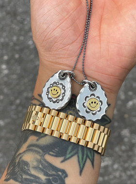 厚实不规则敲边图腾银饼吊坠