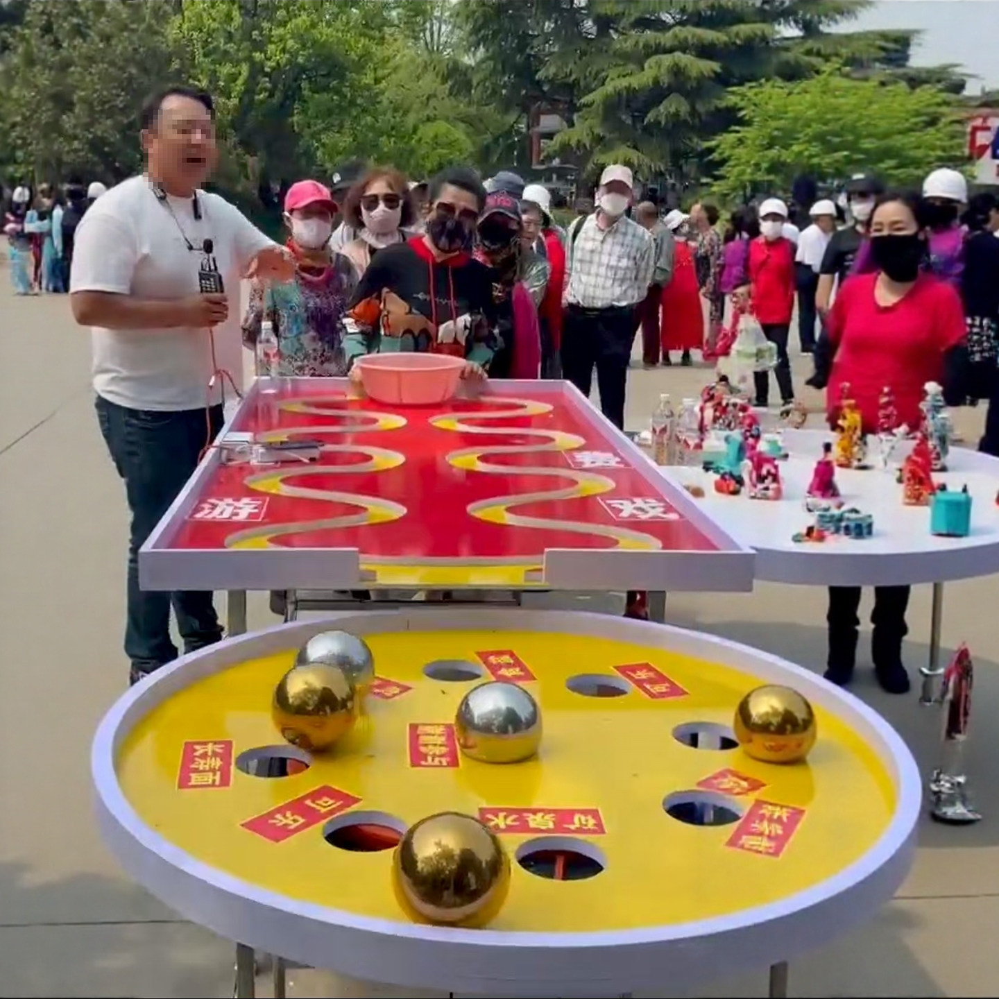 铁球进洞双手滚铁球抽奖