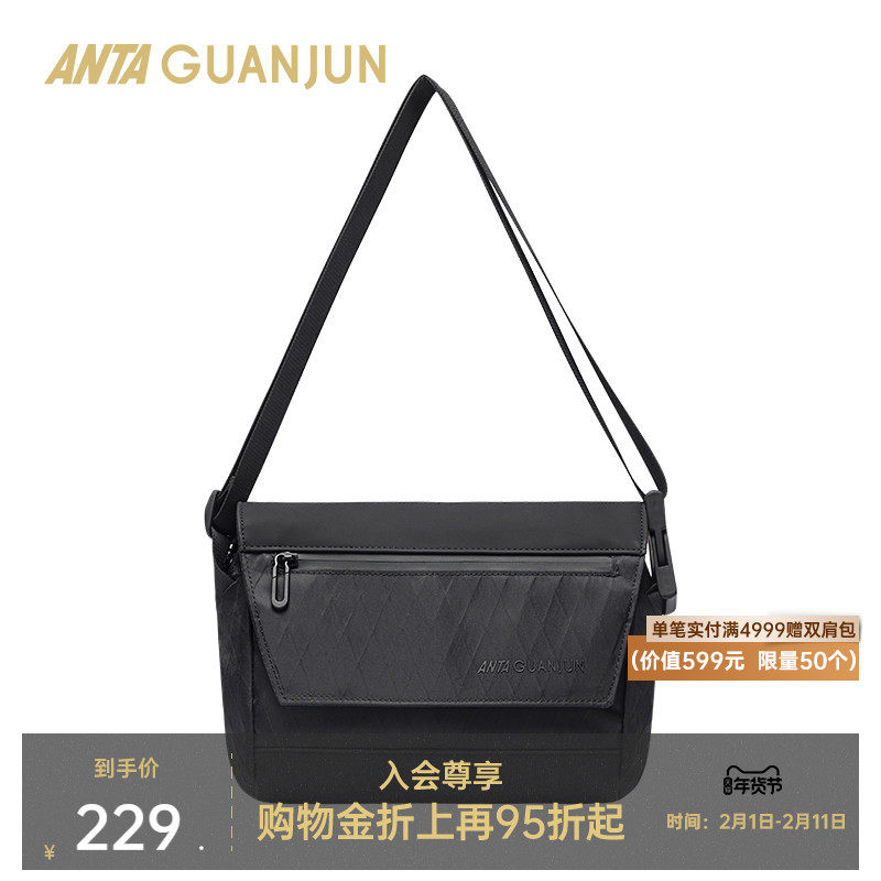 安踏冠军挎包通勤运动旅行斜挎包邮差包耐磨简约黑色高级单肩包