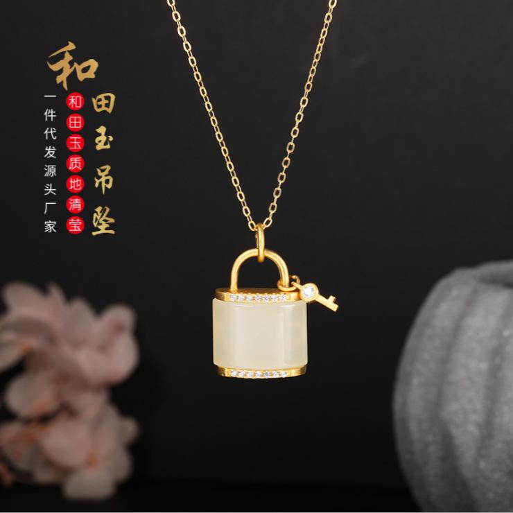 新款S925银镶嵌和田玉小锁套链项链女吊坠古法金工艺持久保色简约