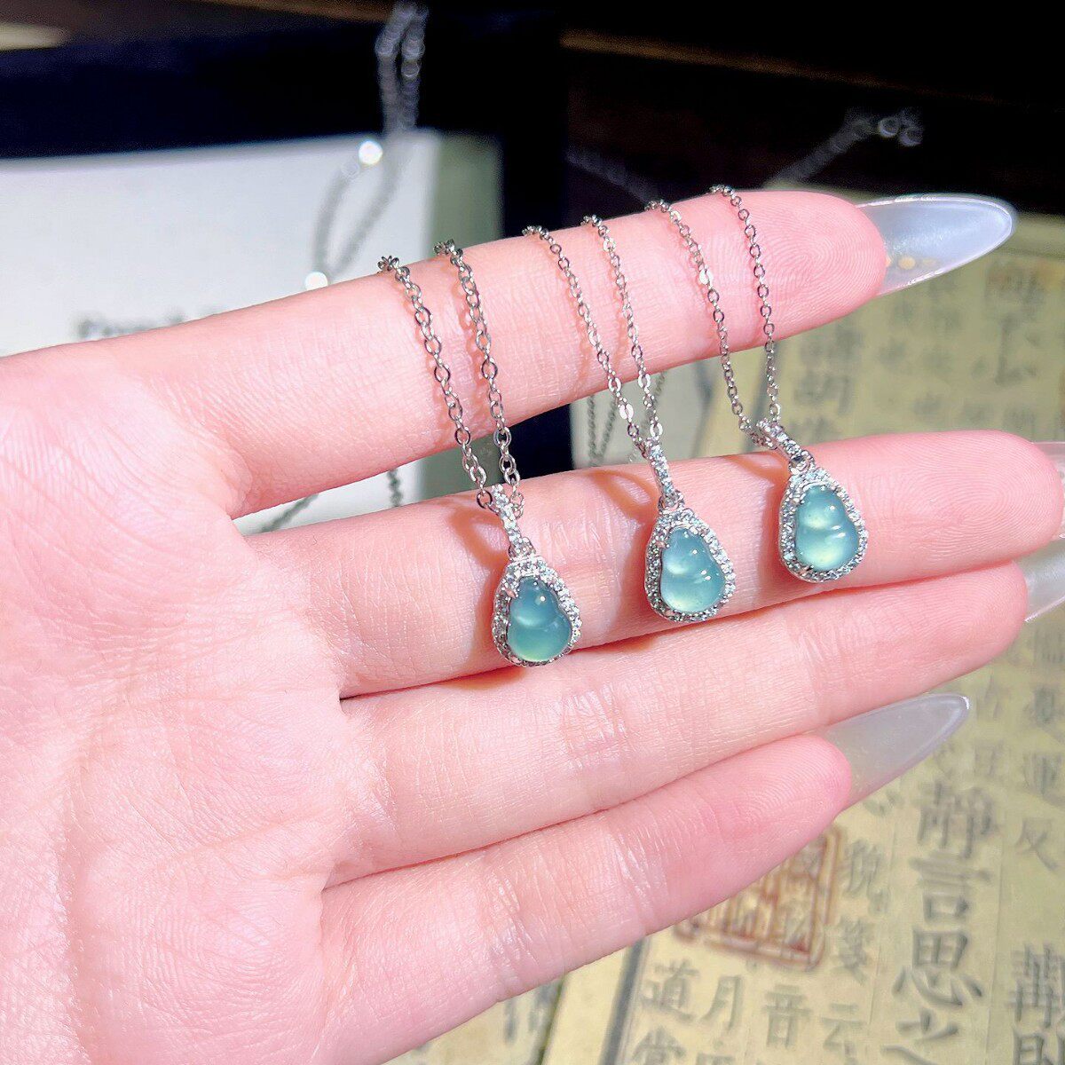 轻奢简约时尚百搭天然蓝水翡翠镶嵌葫芦吊坠女款锁骨链脖颈女挂链