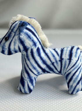 原创设计手工扎染布艺小马布娃娃礼物儿童可爱公仔玩偶小摆件玩具