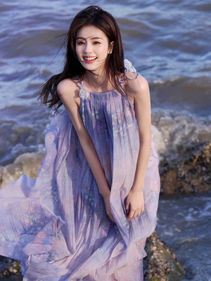 白鹿同款吊带连衣裙女夏2025法式高级感海边度假明星挂脖无袖长裙