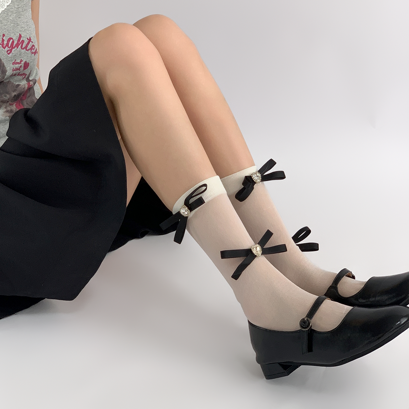 夜间教习室丝绒蝴蝶结带钻中筒袜