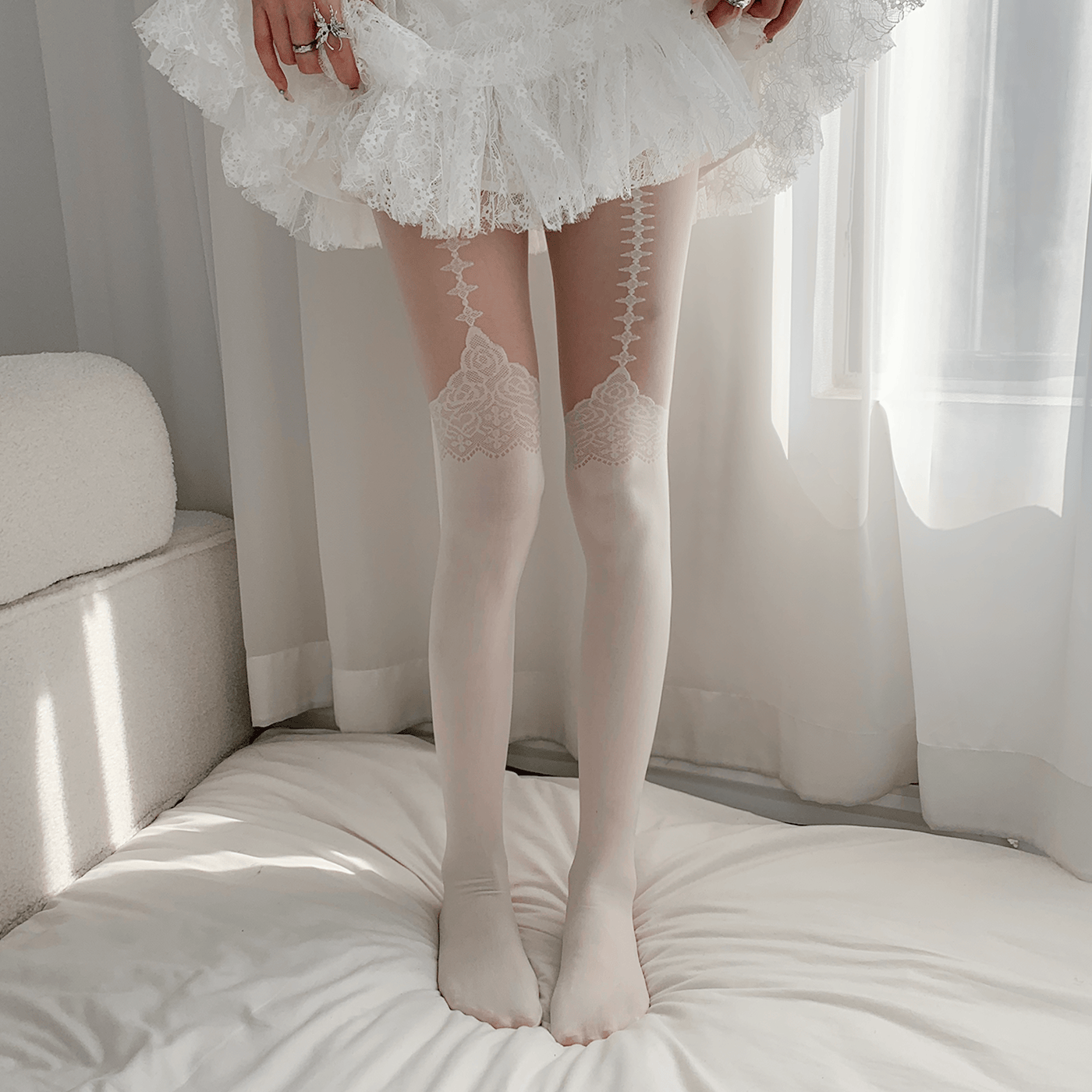 夜间教习室鱼骨纹白色提花丝袜女