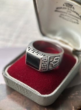 伦敦买回，很适合男生佩戴很有质感的一枚银戒指，925打标圈口21