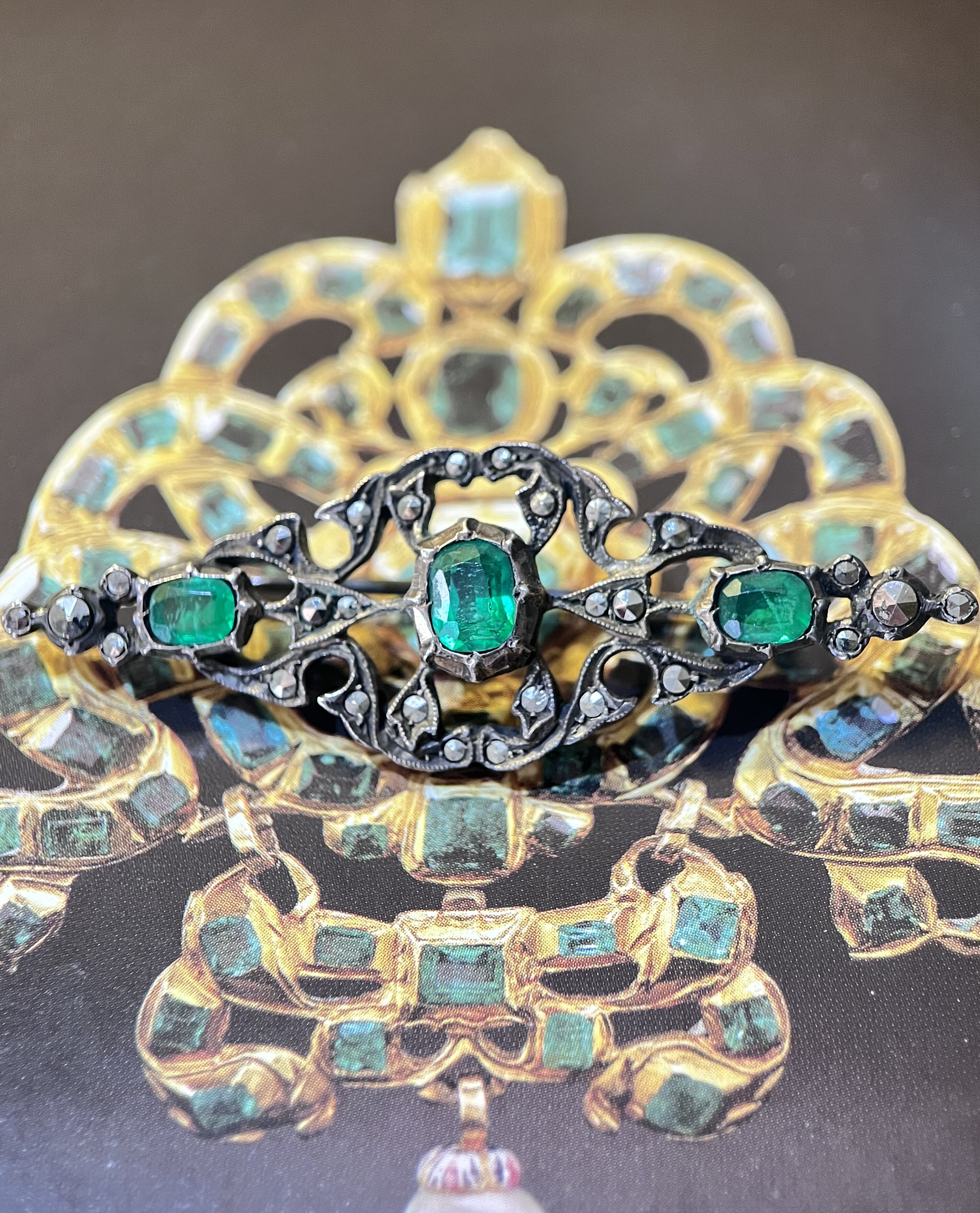 古董珠宝19世纪哥特复兴风格祖母绿胸针，无人可抵挡的宝石之美