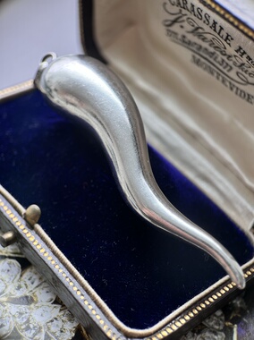 伦敦买回的银饰，寓意特别好愿你爱的人和爱你的人都有爱情的结晶