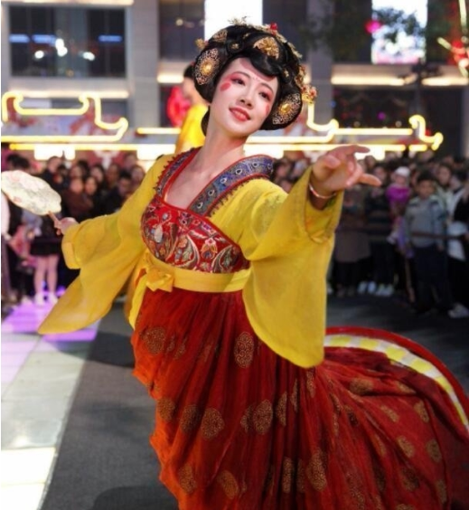 真人美女不倒翁服装引流演出道具 景区引流年会活动道具