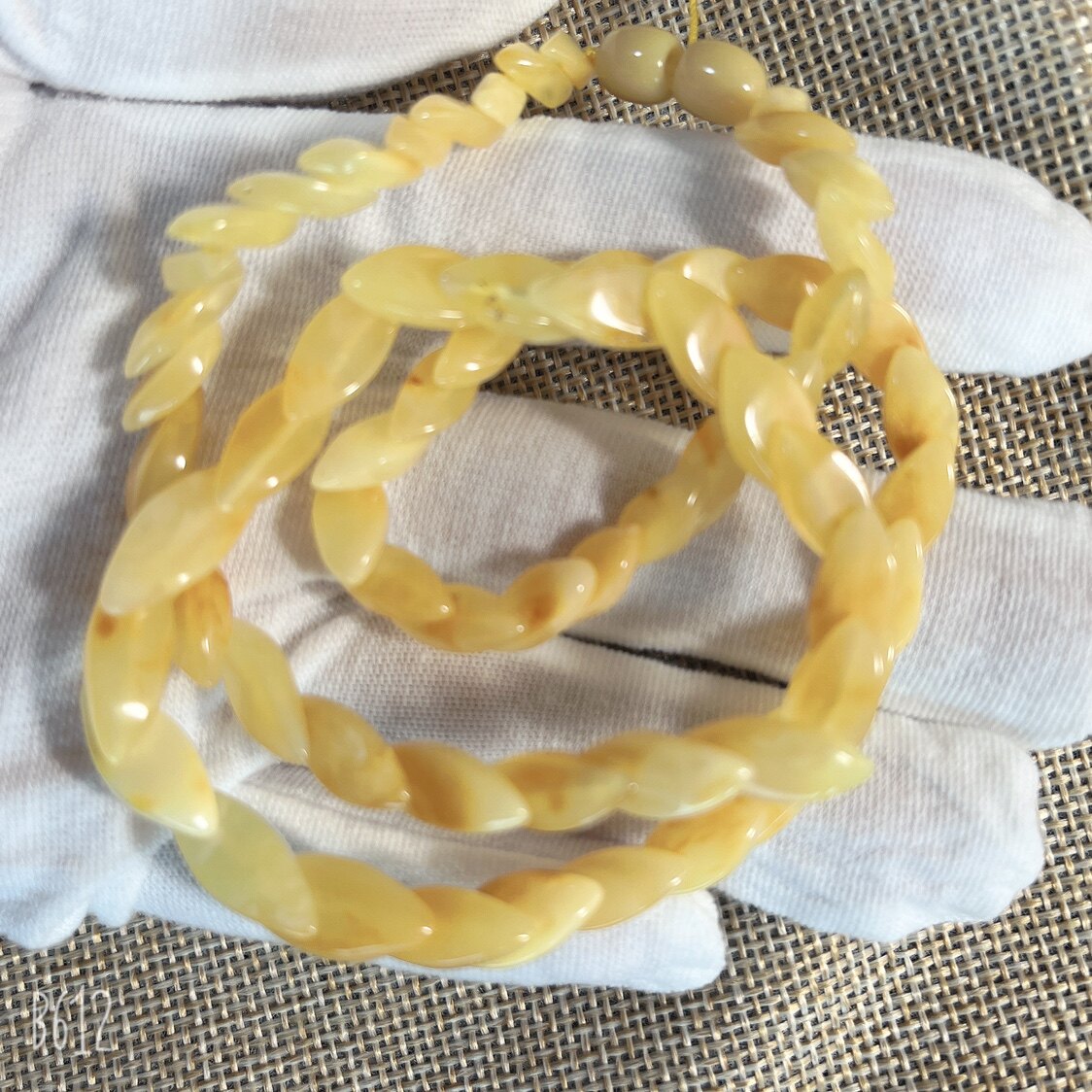 NATURAL BEESWAX DIAMOND-SHAPED BEAD NECKLACE A LENGTH OF ABOUT 50CM AND A GRAM WEIGHT OF ABOUT 10-12 GRAMS