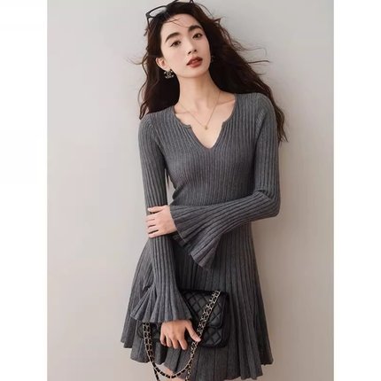 新款胖MM喇叭袖V领针织毛衣裙300斤超大码时髦宽松休闲显瘦连衣裙