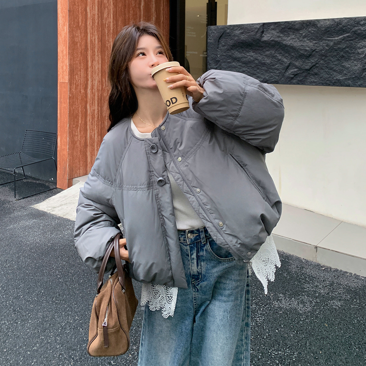 设计感灰色蕾丝拼接圆领羽绒服女冬超火好看高级小众保暖加厚外套,女装羽绒服,2D122