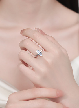 D色莫桑石2CT马眼戒指18K金