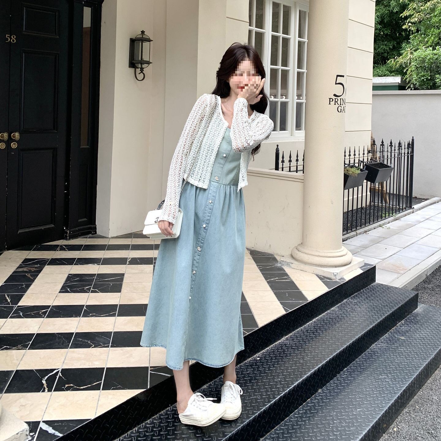 浅色牛仔吊带连衣裙套装