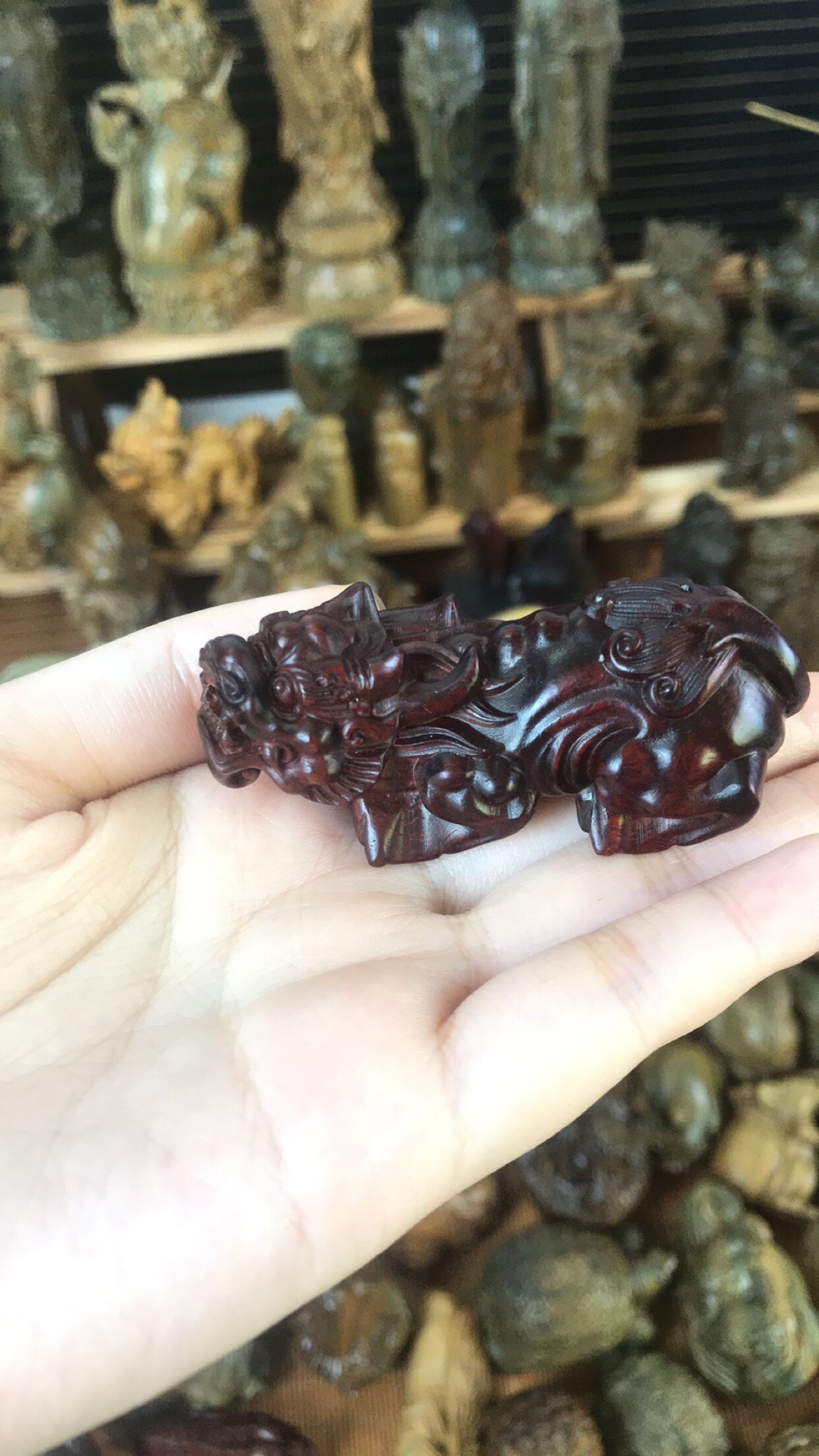 正宗印度小叶紫檀湘工木雕貔貅手木雕