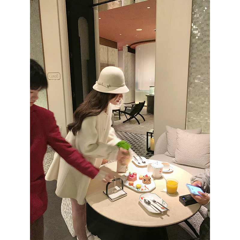 重工镶钻领荷叶摆羊毛大衣