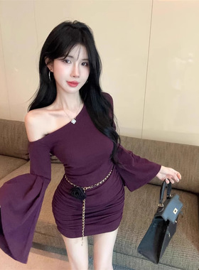 早秋紫色气质喇叭袖褶皱连衣裙女纯欲辣妹斜肩修身收腰包臀短裙子