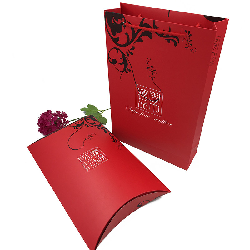 大红色礼品2件套
适合喜庆 婚庆 年会 送人包装
适合放丝巾  小号围巾  年会围巾等
礼袋尺寸：长34cm 宽22cm 高7cm
礼盒尺寸：长32.5cm 宽20.5cm 高5cm
