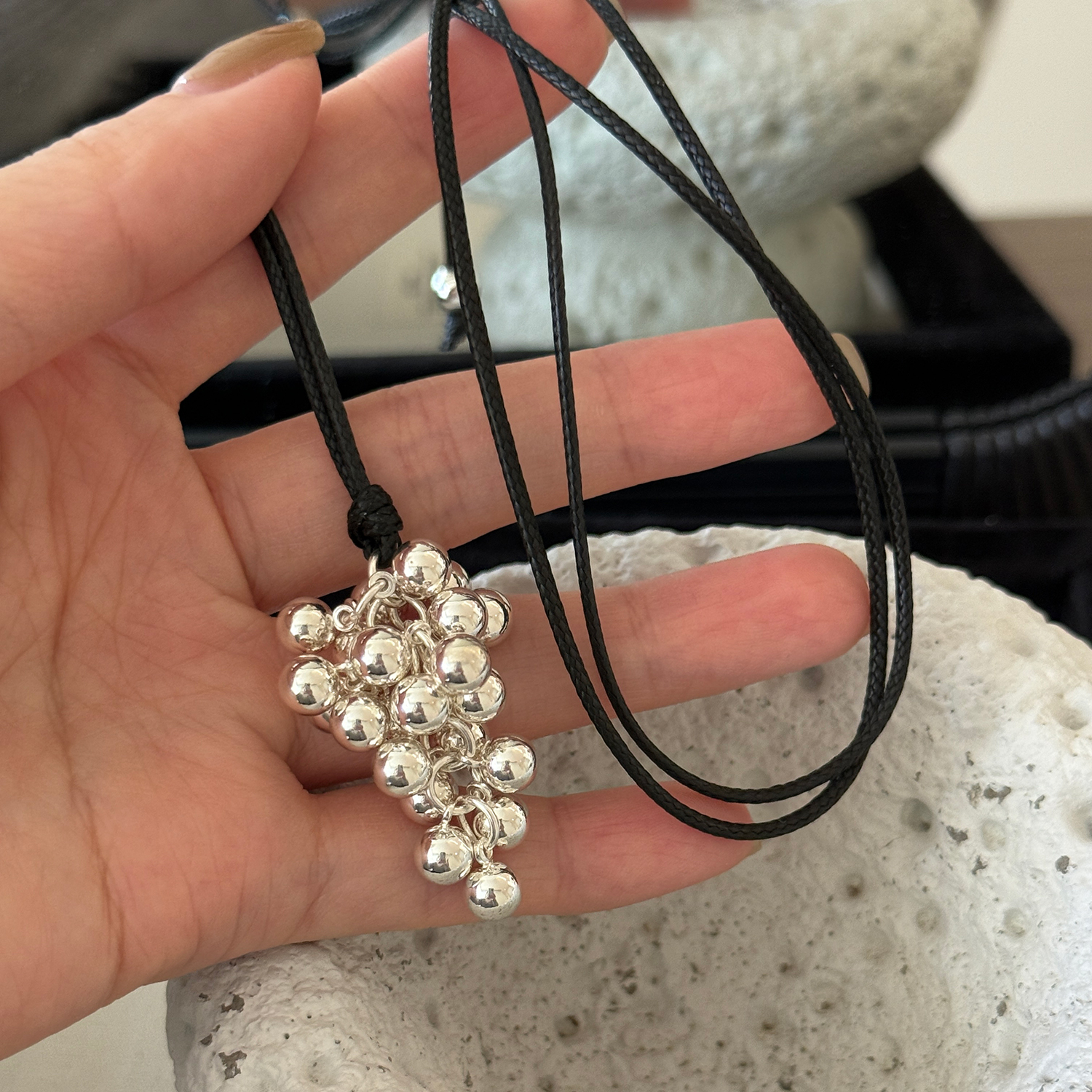 大米饰品】法式复古高级感黑绳葡萄串项链轻奢小众设计感毛衣链女