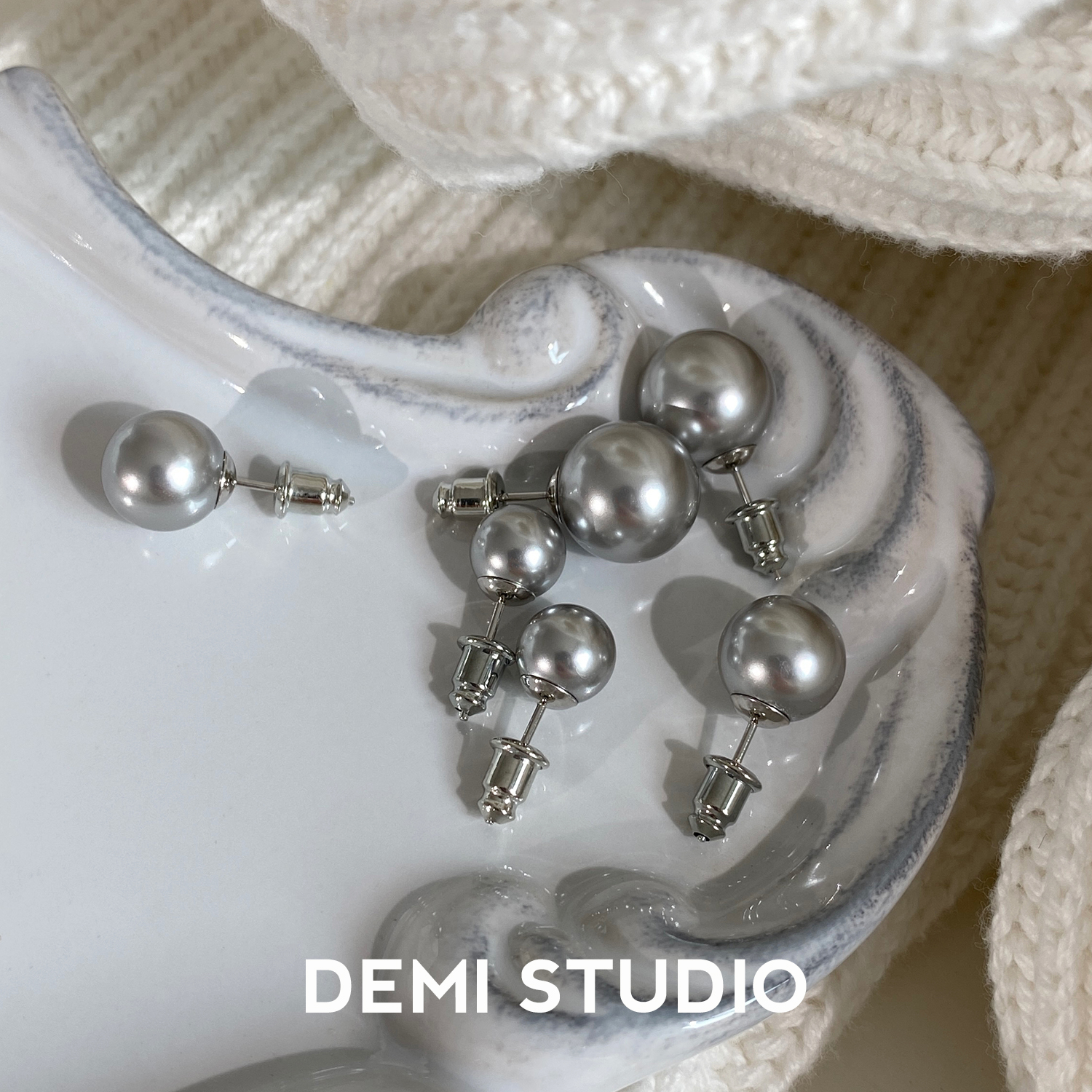 高级感银灰色强光正圆珍珠耳钉