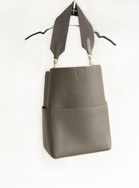 法式标杆的CE。sangle大容量精致质感头层牛皮宽肩带托特包水桶包