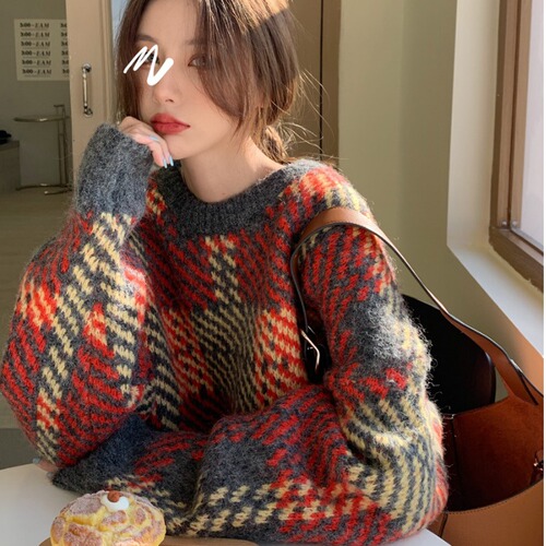 In winter 2022, the New Retro color contrast qianniao lattice is lazy. Wear loose medium and long sleeved knitted sweater outside for women