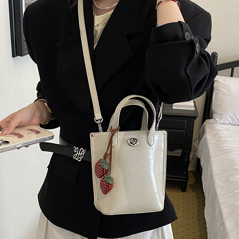 2026新款纯色简约高颜值手机包女草莓吊饰夏季手提斜挎包显瘦百搭
