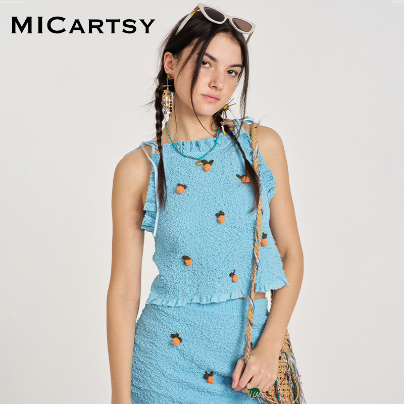 MICartsy王紫珊2025春夏新款蓝色手工钩编小橘子荷叶边吊带上衣