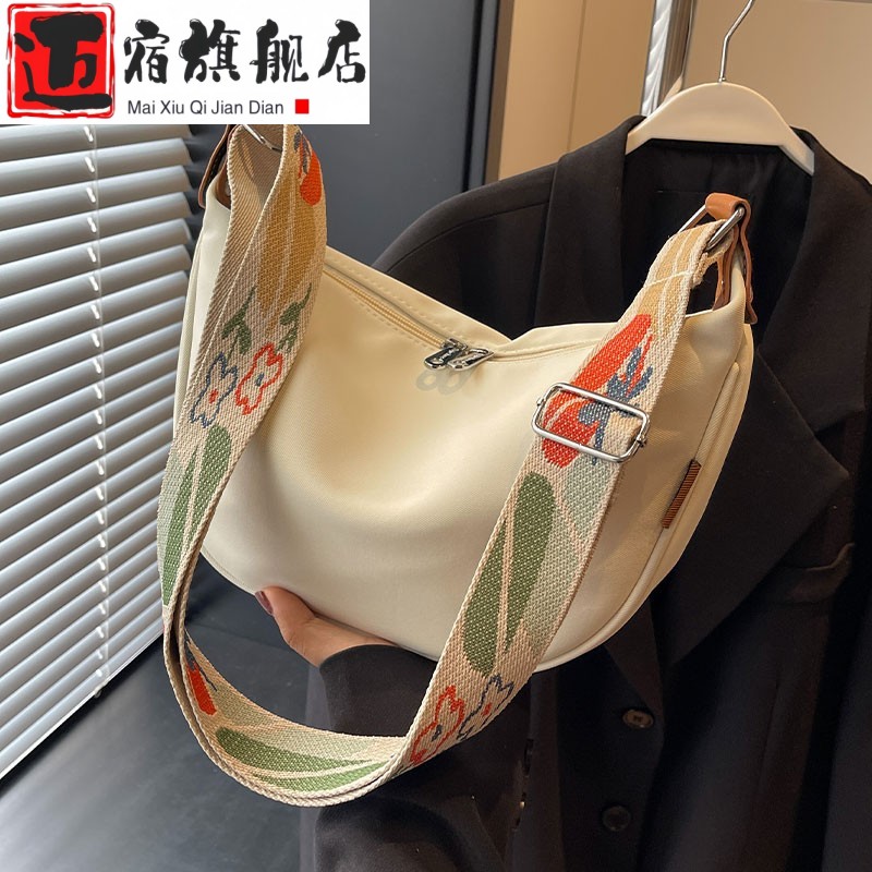 2025新款休闲尼龙布小包包女夏季潮斜挎水饺包百搭ins帆布单肩包