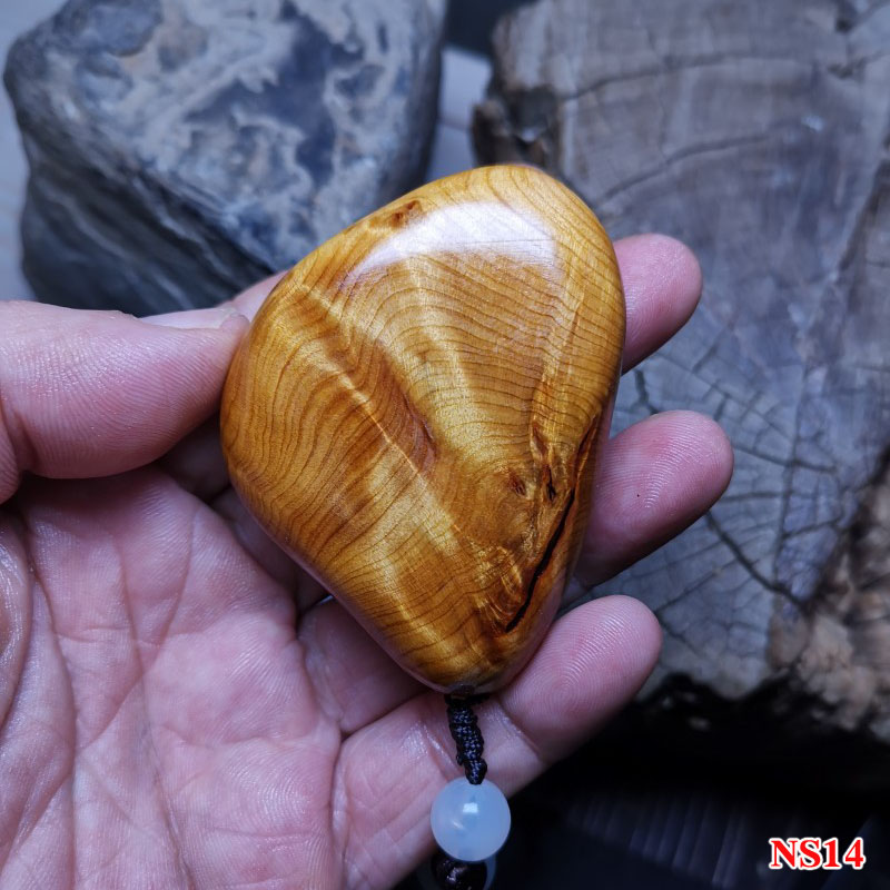 凉山崖柏满瘤疤火焰纹女生手把件图片