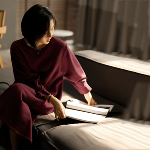 过膝显瘦打底连衣裙 宽松休闲长款 无谓加绒卫衣裙2025秋冬新款 女装