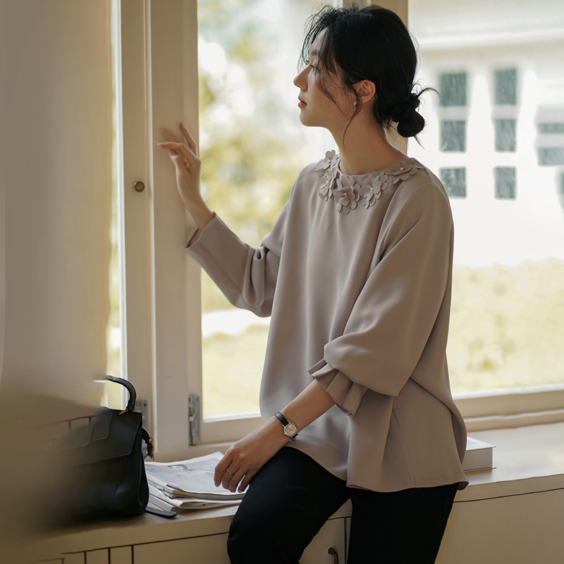 无谓韩式文艺2026春季新款女装宽松长袖收褶立体花圆领衬衫女上衣