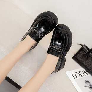 老牌子软漆皮大钻D搭扣方头女鞋2026春新款266056软底中高跟单鞋