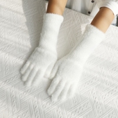 白色毛绒手套女冬天保暖露指纯色毛茸茸针织学生骑行电动车可触屏