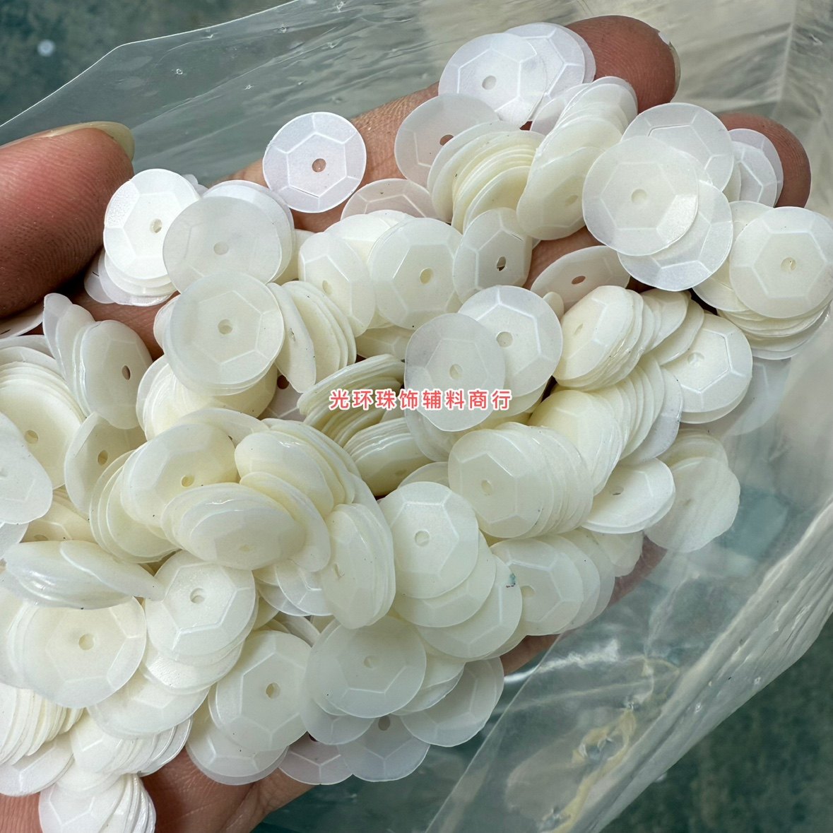 diy哑光磨砂亮片 3mm-12mm圆形凹凸面哑光米白色珠片 服装辅料,饰品/流行首饰/时尚饰品新,其他DIY饰品配件,淘宝优惠券,粉丝福利购,淘宝优惠卷
