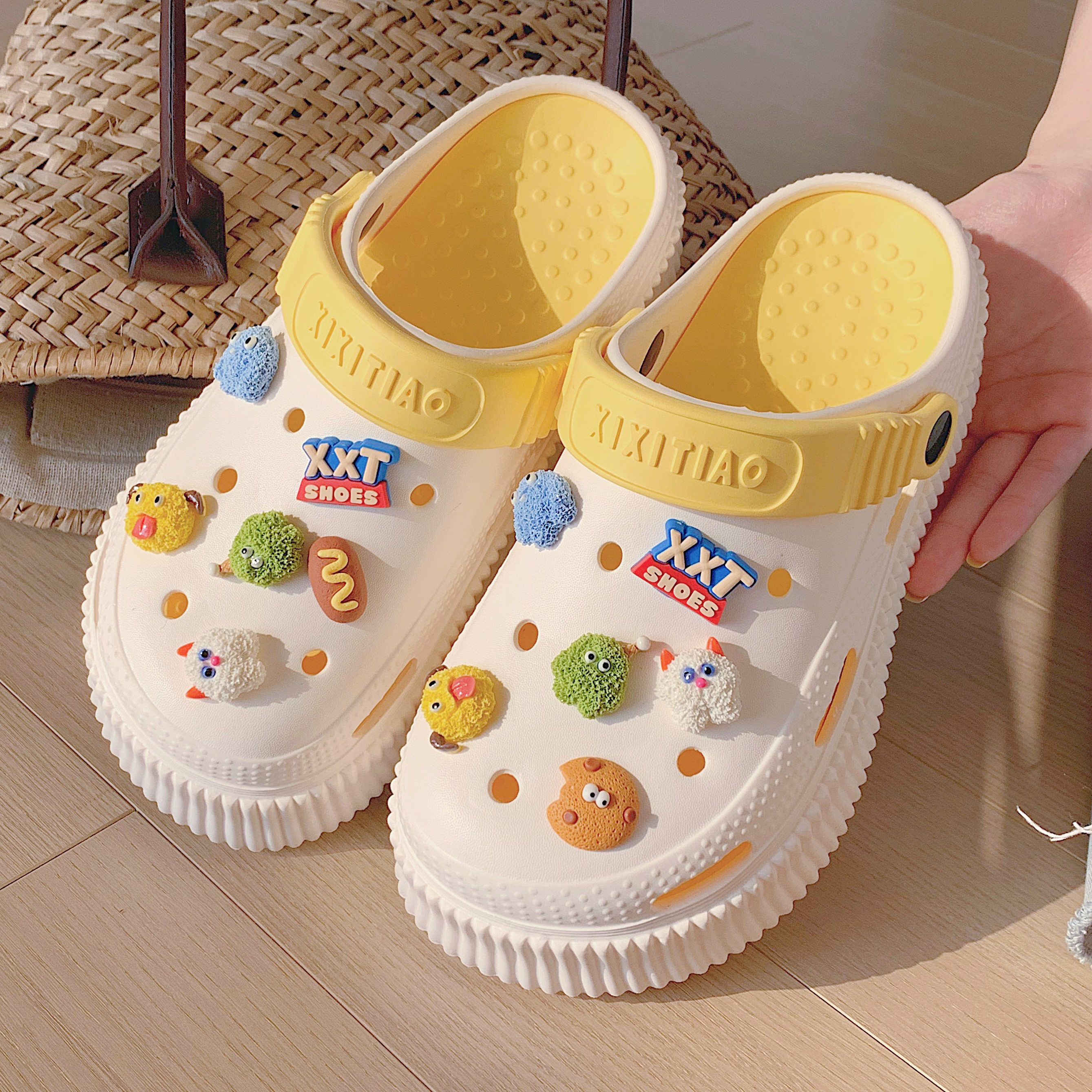 搞怪可爱怪兽沙滩洞洞鞋女夏季学生外穿休闲踩屎感厚底包头凉拖鞋