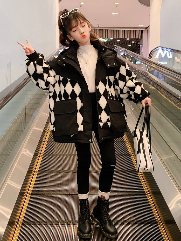 여자 겨울 재킷 2024 새로운 스타일 어린이 양고기 벨벳 플러스 벨벳 코튼 코트 가을 의류 여자와 어린이를위한 두꺼운 면화 코트