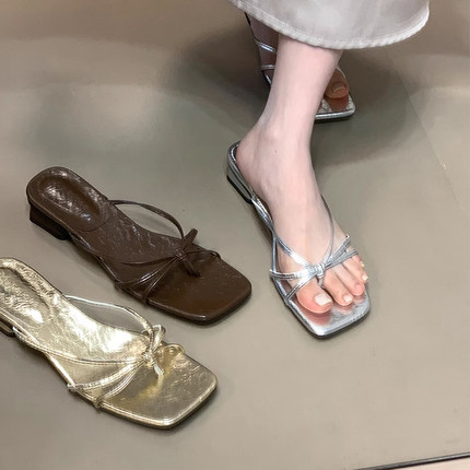 方头粗跟银色小众凉拖鞋女夏外穿2025新款气质简约夹趾低跟凉鞋