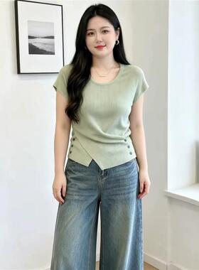 法式温柔风绿色短袖针织衫女2026夏季大码胖mm不规则开叉别致上衣