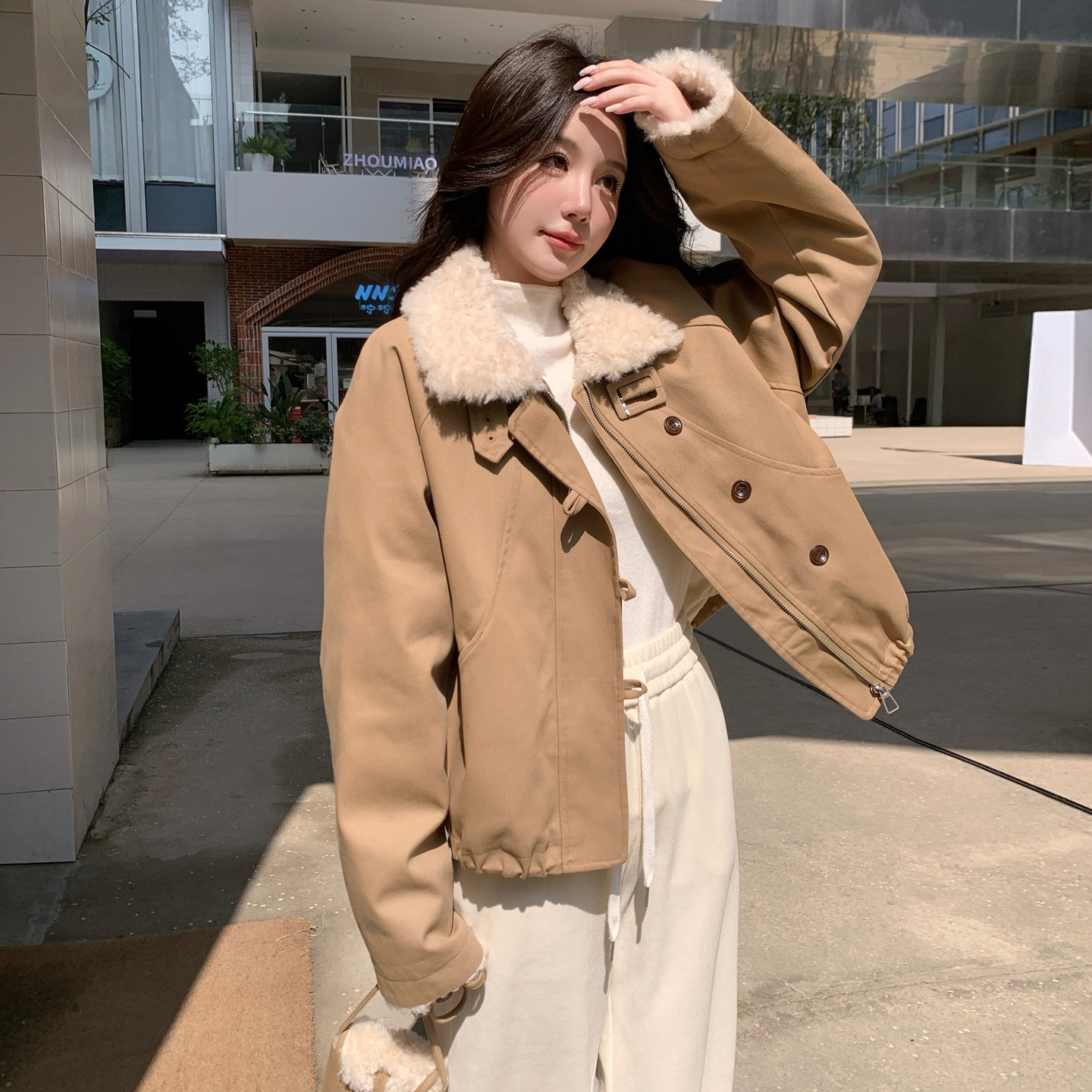 黄色温柔风羊羔毛毛领气质羽绒服女冬2025新款爆款白鸭绒保暖外套