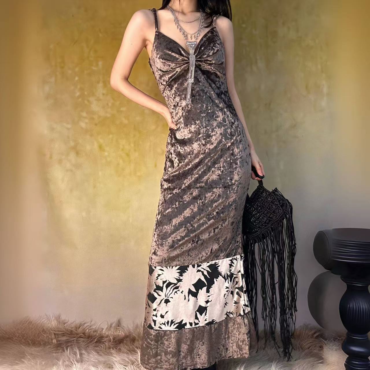 古铜茶棕小众复古闪耀钻石丝绒收腰显瘦气质吊带连衣裙