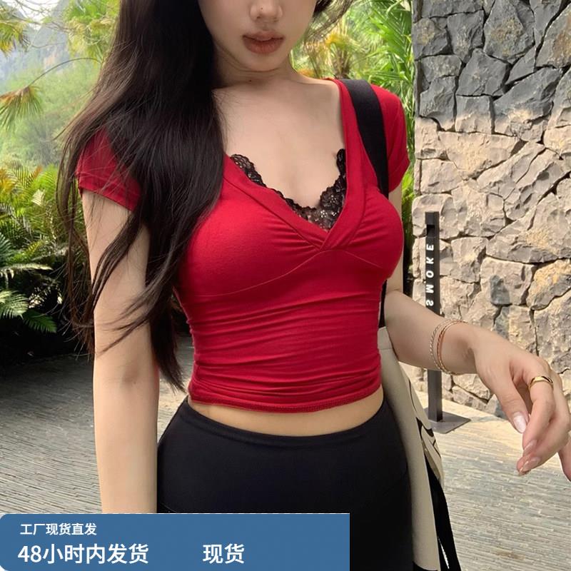 红色V领蕾丝短袖t恤女夏季2026新款性感低领修身紧身高腰短款上衣
