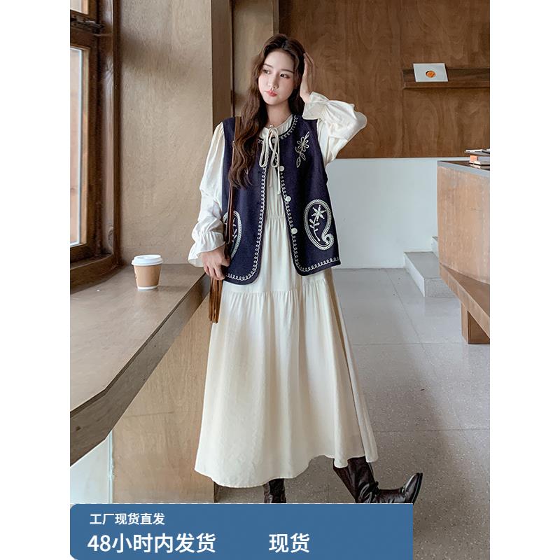 米白色连衣裙蓝色刺绣马甲两件套女春秋大方得体得体超好看一整套