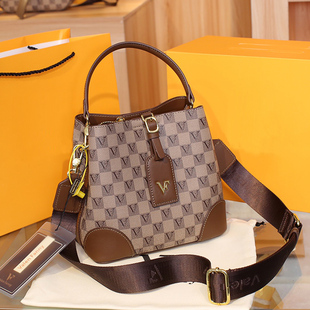 品牌女包真皮水桶包单肩斜挎包女式2025新款大容量高级感通勤小包