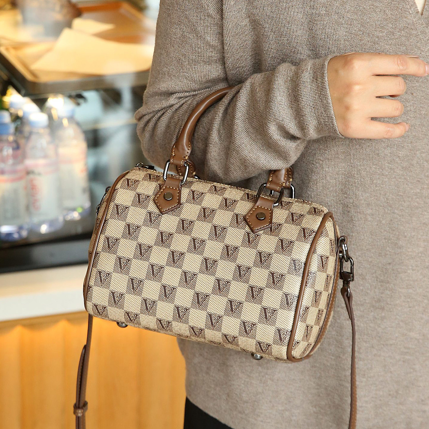 品牌真皮女包高级感软皮手提斜挎包女式今年流行新款百搭枕头包小