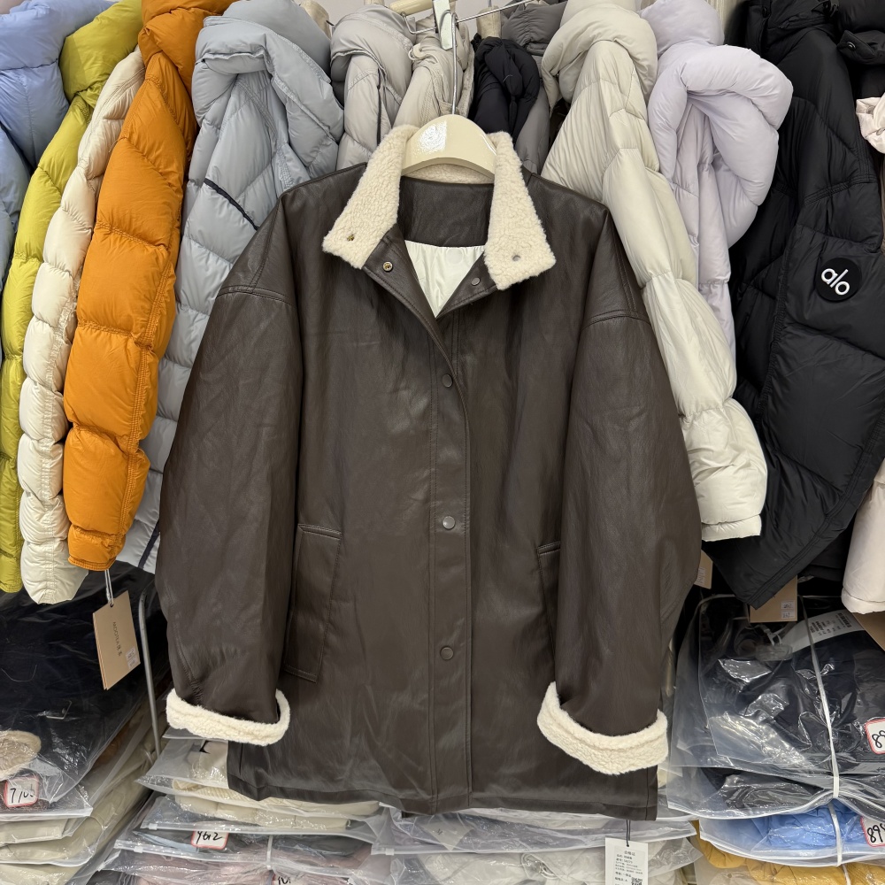 高级感羽绒内胆PU皮中长款皮衣女夹克羊羔毛拼接加厚皮外套58273