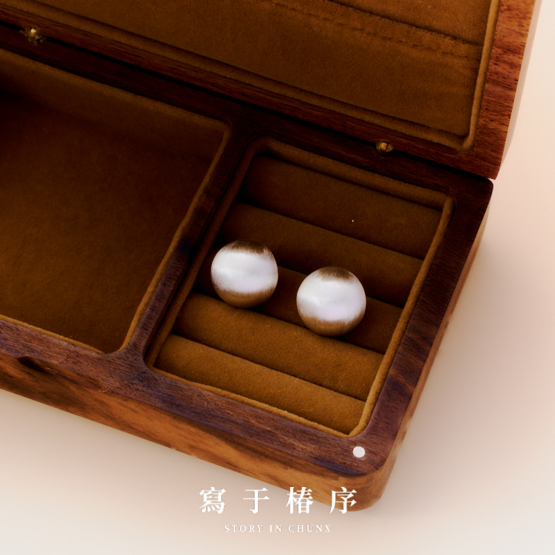 写于椿序新中式半圆拉丝哑光耳钉