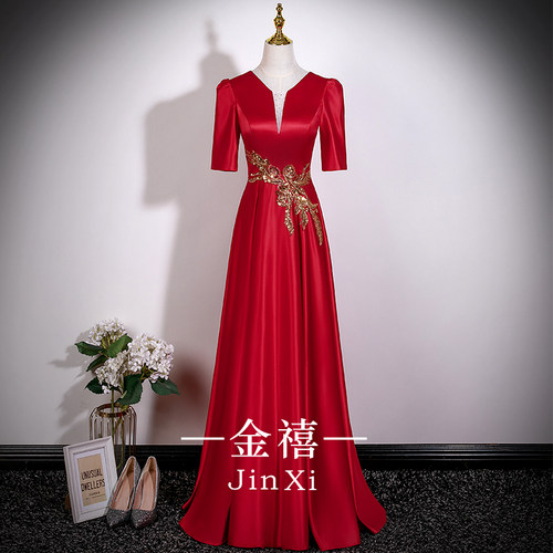 大合唱团演出红色独唱指挥礼服女
