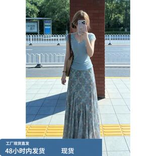 蓝色V领修身短袖T恤女夏季2026年新款一整套ootd穿搭套装碎花长裙