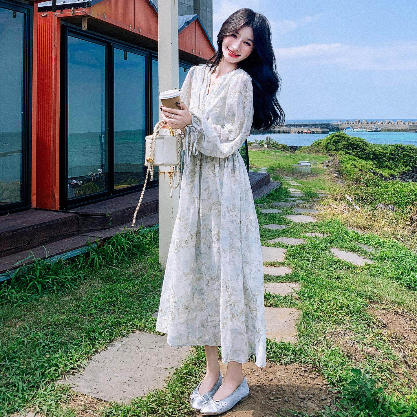 法式田园风V领碎花泡泡袖连衣裙女2026春款收腰显瘦仙气茶歇长裙